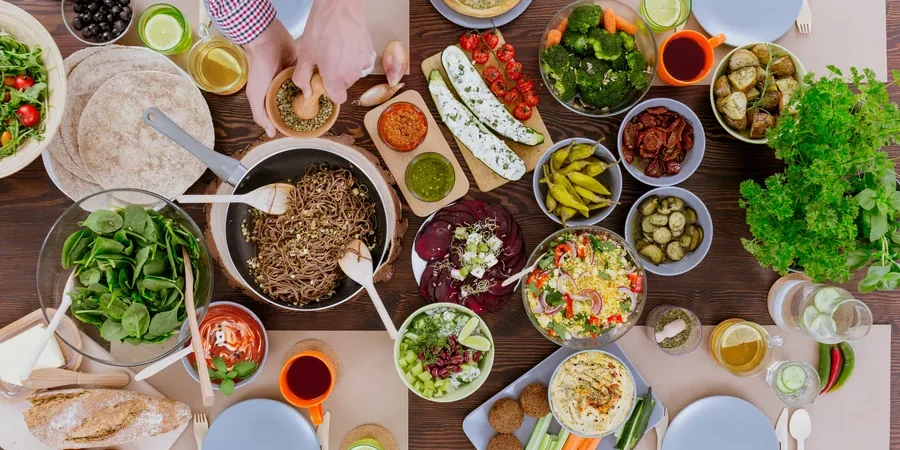 kolorowy-stol-z-jedzeniem